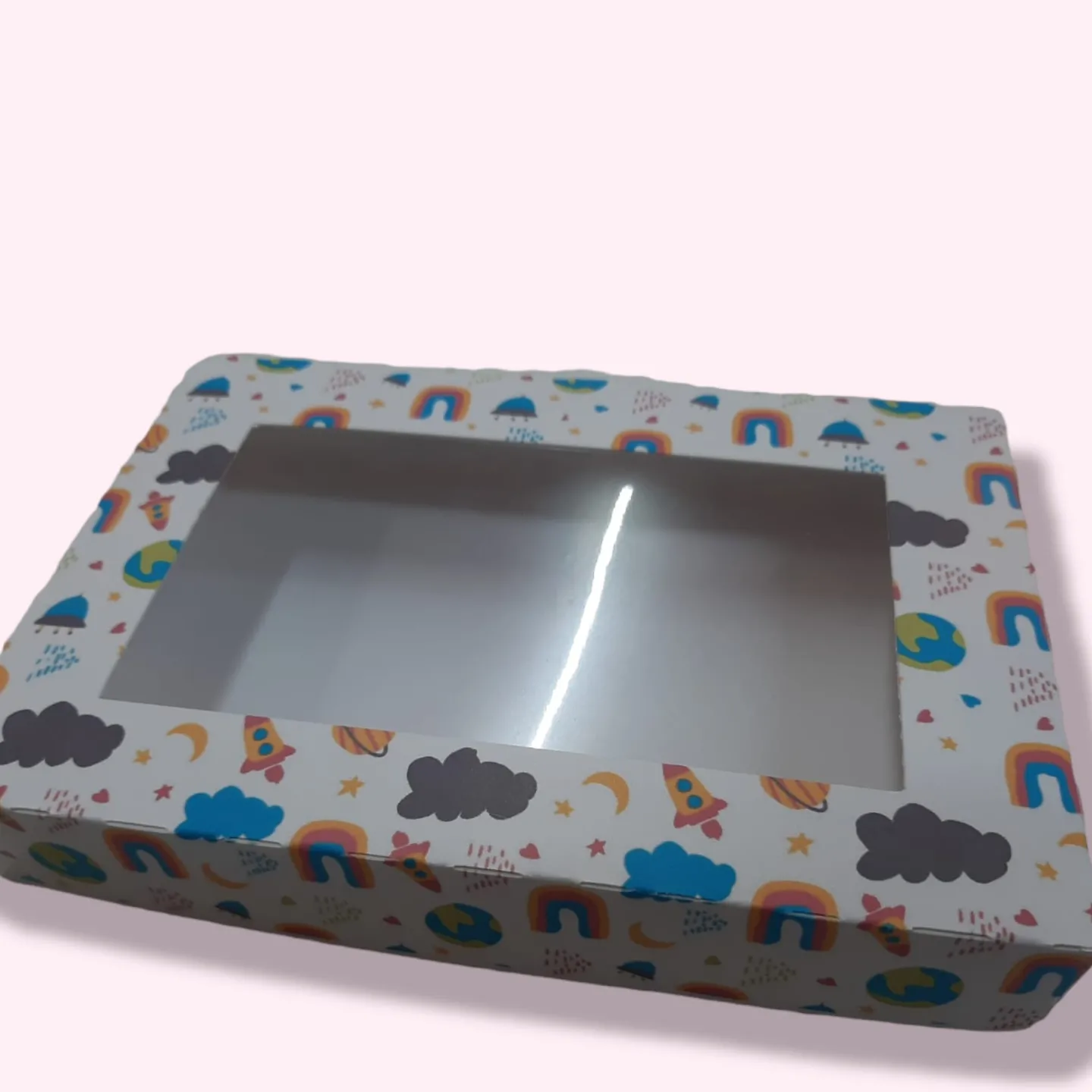 Caja diseño cohete, nubes, arcoiris u