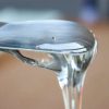 128316442-confitería-de-sirope-de-glucosa-vertido-de-espátula-líquido-claro-y-espeso-